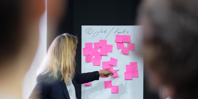 woman presenting agile work methodologies